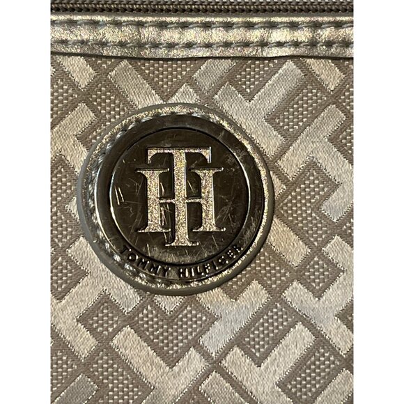 Nice Tommy Hilfiger Silver Crossbody Bag w/ Logo Accent Durable & Lightweight - Picture 3 of 9